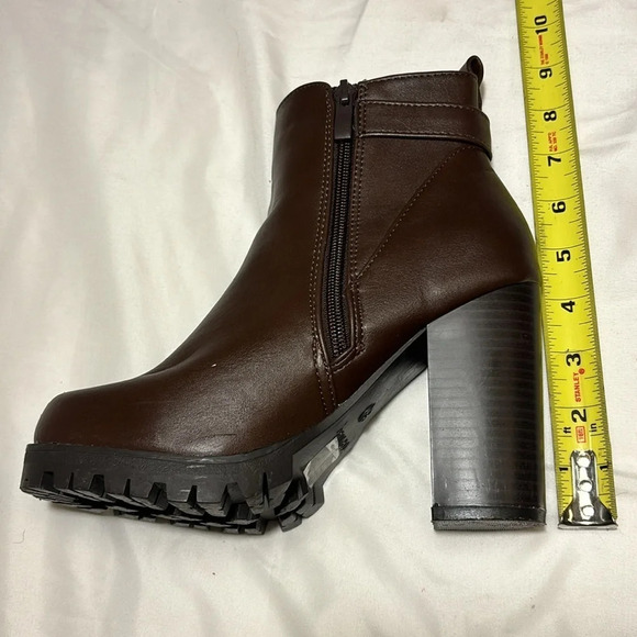 Top Moda Lug Sole Ankle Bootie Chelsea Style with Buckle and High Heel - Picture 4 of 10